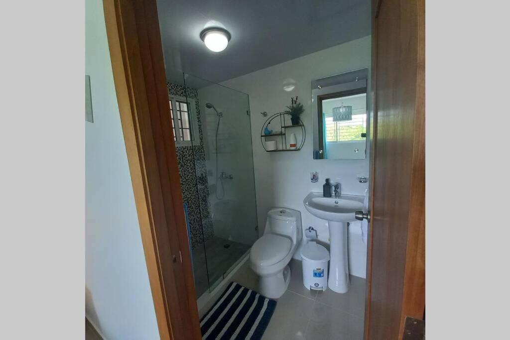 Confortable Apartamento De 3 Tres Habitaciones, Con Hermosa Vista De Area Verde, Ademas De Piscinas Y Juegos Infantiles En Area Recreativa サンティアゴ・デ・ロス・カバリェロス エクステリア 写真